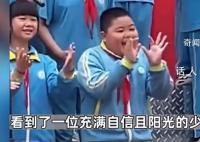 男孩六一表演化身行走表情包 成功吸引了大家的目光