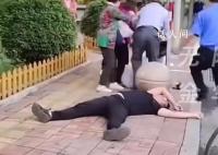 男子与老人起争执后被砸倒 网友：求着别人打的我们可以作