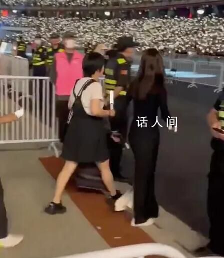 周冬雨现身五月天演唱会 现场与五月天进行了精彩合作