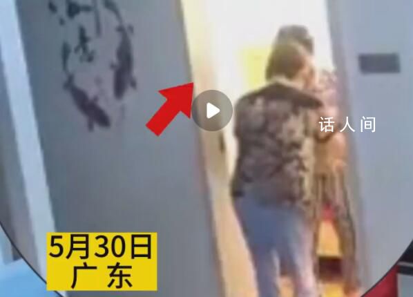 保姆扶老人进卧室后一把推倒 背后真相令人发指