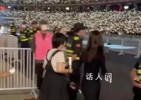 周冬雨现身五月天演唱会 现场与五月天进行了精彩合作