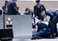 白宫说拜登摔倒后身体状况良好 看上去精神不错