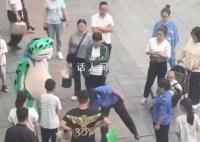 卖崽青蛙的崽被城管敲烂扔垃圾桶 网友：她有什么错