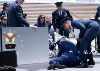 特朗普称希望拜登摔倒没受伤 被现场的沙袋绊倒