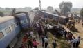 印度列车相撞事故已致207死900伤 事故现场一片混乱