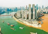 重庆两江交汇现鸳鸯锅奇观 两条江流的泥沙含量不一致