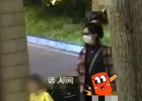赵丽颖街边哄儿子被拍 身高已经超过了赵丽颖的腰部