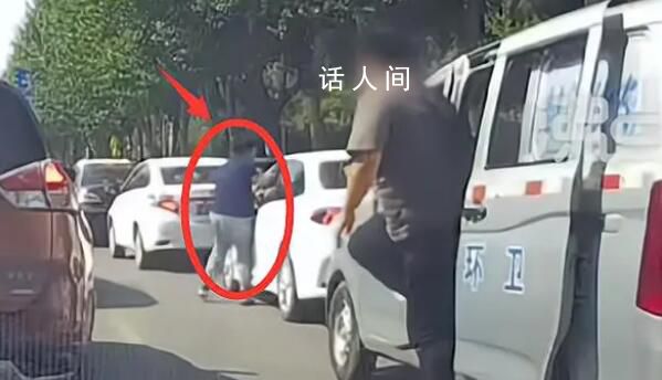 环卫督查车人员抡铁棍威胁前车 仗着手里的权力肆意妄为公然践踏法律的尊严