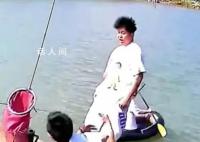 男子掉入鱼塘前紧急扔出手机 手机：我没跟错人