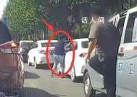 环卫督查车人员抡铁棍威胁前车 仗着手里的权力肆意妄为公然践踏法律的尊严