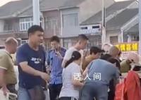 男子摆摊遭劝离把货物扔地上任人捡 这一幕让人们深感生活中的无奈与艰辛