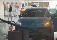 商场内展车被男童开动撞上扶梯 事故原因正在调查中