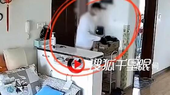 女子回家忘关门陌生男尾随闯入 实在是太可怕了