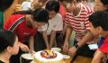 宝妈因孩子吃了同学生日蛋糕发飙 认为孩子吃了不健康的食物
