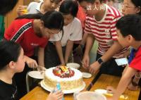 宝妈因孩子吃了同学生日蛋糕发飙 认为孩子吃了不健康的食物