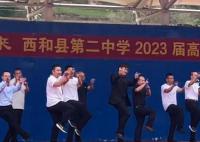 男老师集体为高考生跳女团舞解压 没想到老师们这么拼