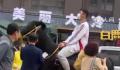 男生骑黑马参加高考 好有仪式感