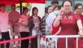 家长穿“红旗袍”图好兆头 祝孩子们取得好成绩