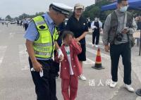 家长送孩子高考竟把小女儿忘考场 女童向民警求助