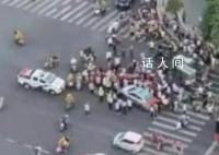 大爷公交车上强吻女孩被围堵 最后被愤怒的群众给围住了