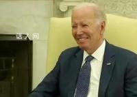 拜登一言不发微笑注视记者被赶走 还模仿记者说话