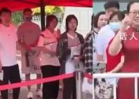 家长穿“红旗袍”图好兆头 祝孩子们取得好成绩