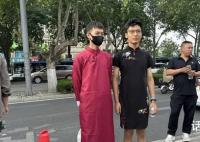 保送男生穿旗袍为高考同学加油 祝他们旗开得胜