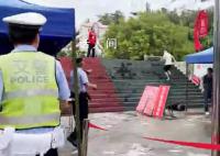 广东一考生着急进考场跑掉洞洞鞋 民警捡到送还
