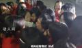 孩子们围抱张桂梅时喊抱轻一点 即将分别的泪水再也忍不住了