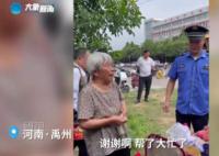 大娘考点摆摊城管包圆送家长 这桃我们都要了