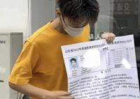 男孩打印巨型准考证防丢 引起了网友们的关注和热议