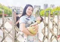 “冻龄”奶奶抱孙子给小儿子送考 只要尽力就好不想给孩子太大压力