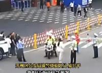 双胞胎拿错准考证骁骑5分钟调换 将考生送达考场后他还不忘暖心祝福