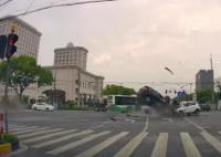 上海男子开车闯红灯与3车碰撞 致1死