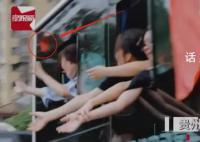 婚礼车队遇送考车队新郎隔窗发红包 为考生们加油打气