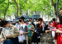 学霸保送天团一字排开考场外助威 网友：太强了