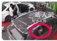 粗心家长关车窗夹住孩子颈部 被车窗夹住近30秒