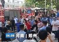 男生考完连续两个后空翻冲出考场 引众家长欢呼