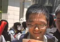 学霸捧花接同学 一句祝福惊艳了