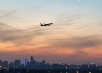 一条航线见证复苏新前景 感受航空港里的繁忙气息