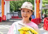 主持人仇晓手捧鲜花迎接儿子下考