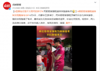 哥哥穿旗袍接妹妹发现跑错考点 网友调侃：哥哥打伞的姿态绝了