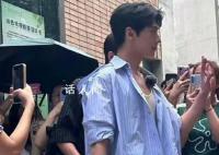杨洋现身北外 酷似男大清爽帅气