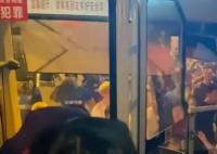 武汉球迷围堵山东球迷大巴车 目前相关部门正在处理此事
