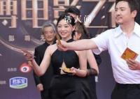 沈腾在红毯发彩票 引得现场观众纷纷爆笑