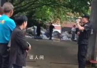四川一中学不让学生带书离校售卖 校内收书摊点堆满了书籍