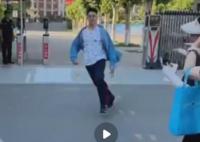 出考场考生为躲避采访蛇形走位 网友：只要跑得快采访就追不上我
