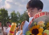 文旅局长考场门口送考生状元卷 祝福考生金榜题名