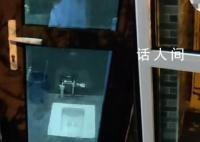 山西一公园厕所装透明门正对蹲位 工作人员：有人已经反映过自己再向领导汇报一下