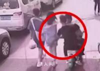 两男子骑电动车拍女子屁股猥亵 引发了公众的强烈谴责和关注